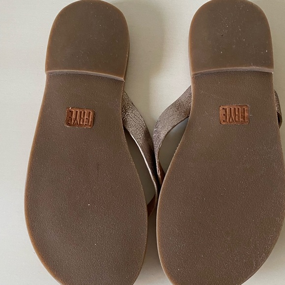 Frye metallic leather sandals with Logo on strap. . Size 6 never worn - Picture 3 of 3